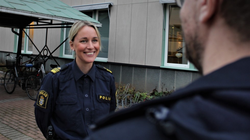 Kommunpolis Anna Bergman presenterar polisens trygghetsmätning i Åtvidaberg och levererar ett positivt besked: "Generellt är det ett fantastiskt resultat. Det visar att man upplever tryggheten som väldigt stor", säger hon.