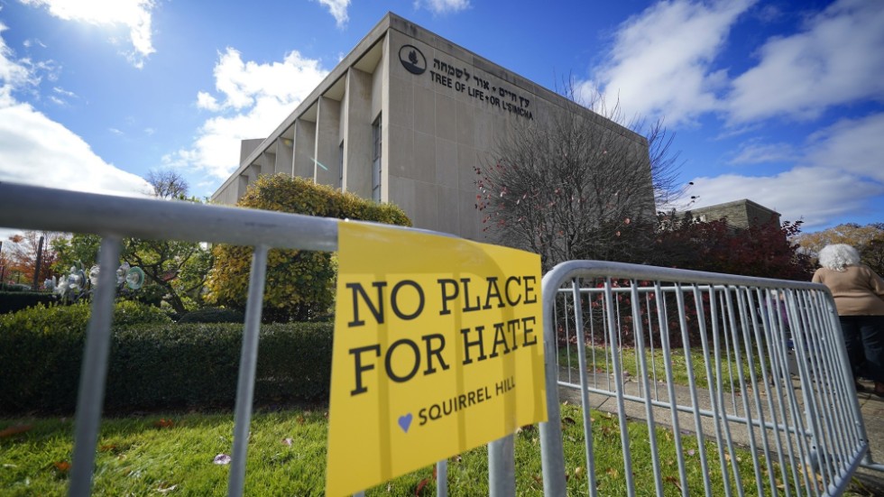 En skylt med fredsbudskap utanför den synagoga i Pittsburgh där elva personer mördades 2018.