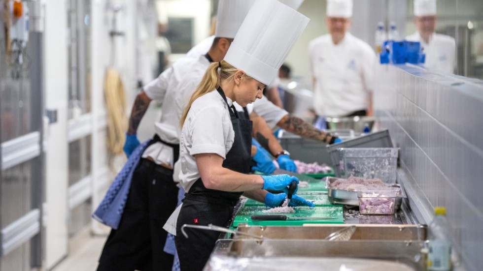 Totalt 39 kockar varav åtta jobbar med desserten samsas i köket i Stockholms stadshus inför Nobelbanketten.