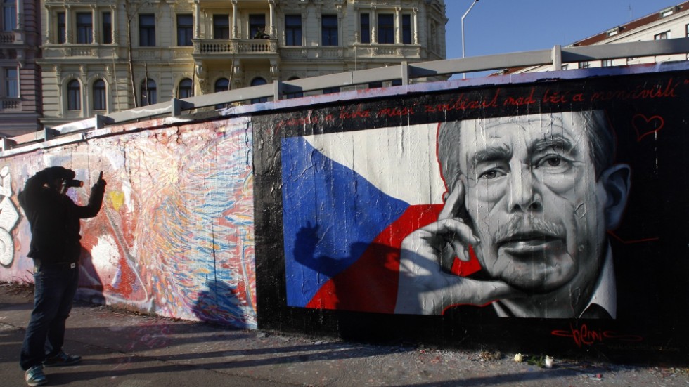 Förre presidenten Václav Havel målad på en mur i Prag strax efter sin död 2011. Arkivbild.