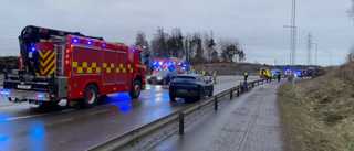 Lastbil och personbil i kollision – flera personer till sjukhus för kontroll