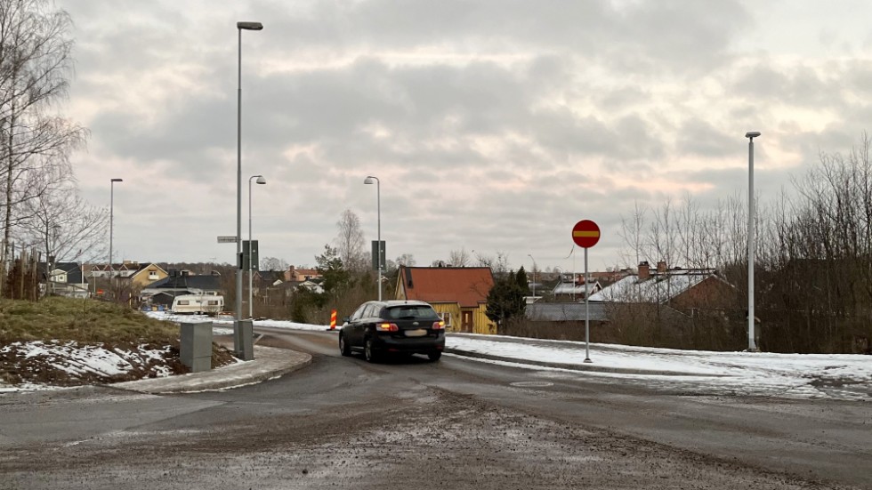 I höjd med Lindvägen är det förbud mot infart på Aspedalsgatan från Ekebergshållet. Men skylten respekteras inte av alla bilister.