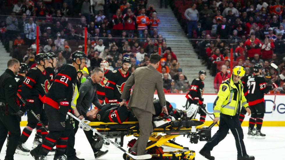 Ottawa Senators svenske målvakt Anton Forsberg blev utburen på bår i NHL-matchen mot Edmonton Oilers.
