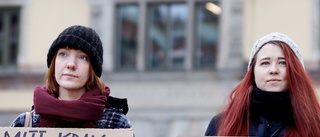 Därför protesterar Lisa och Sarah på torget varje fredag: "Ryker ur öronen"
