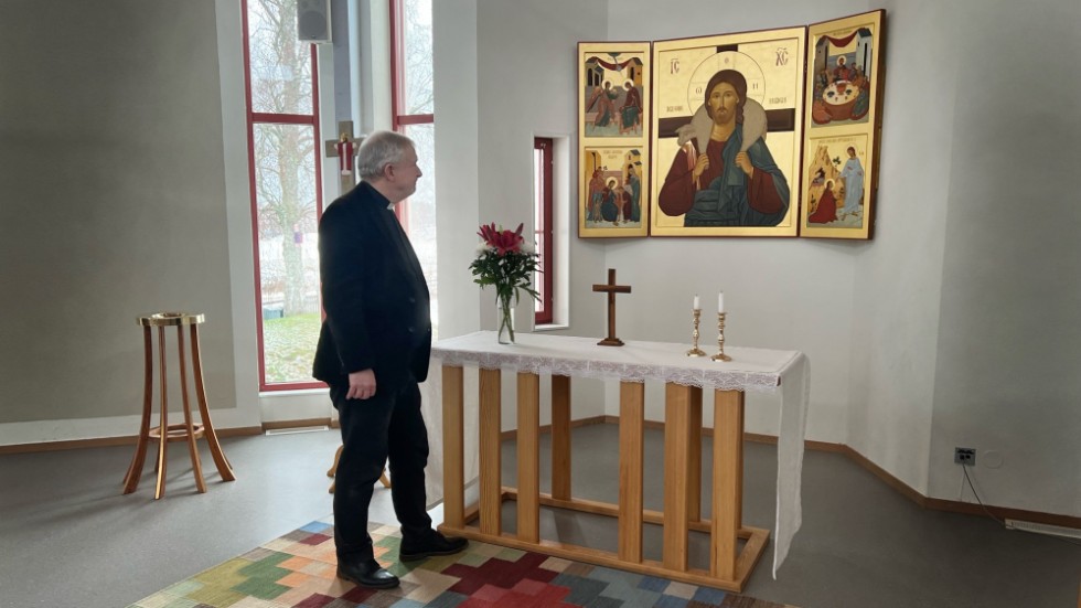 Fredrik Lennman beundrar den nya altartavlan.
