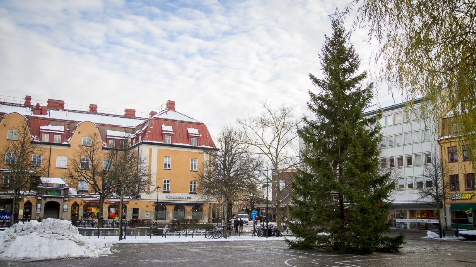 Finns det inte ett skönhetsråd samt politiker med inflytande i Katrineholm som kan sätta stopp för den bisarra planen på att kapa stadens torg med ett stort bostads/affärskomplex? Skriver signaturen "Påläst".