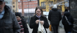 Clara, 31, tar till stickorna i kampen för en mjukare värld: "Det hemstickade plagget är en motståndshandling"