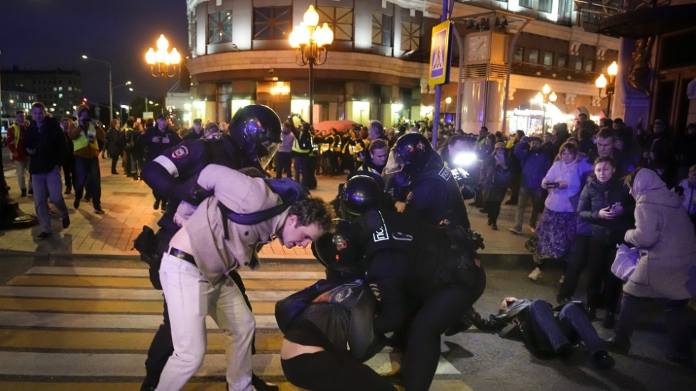 Den ryska polismakten har slagit till hårt så fort demonstranter har gått ut och visat missnöje med kriget. Här brottas flera personer ned vid en missnöjesyttring mot mobiliseringen i Moskva i september. Arkivbild.