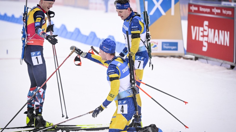 Johannes Thingnes Bø gratulerar Sebastian Samuelsson (mitten) och Martin Ponsiluoma (höger) till guldet och silvret.