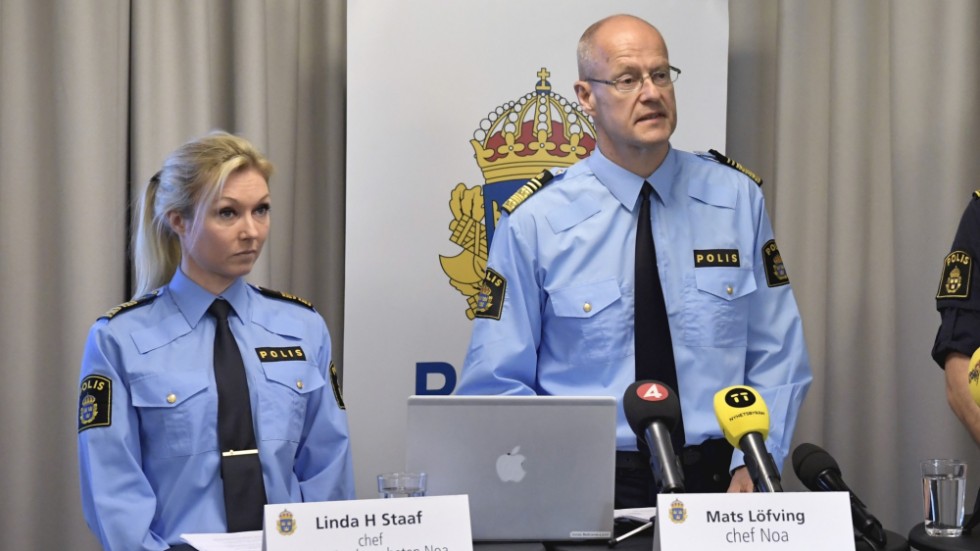 Linda Staaf, tidigare underrättelsechef på Nationella operativa avdelningen (Noa), och Mats Löfving, tidigare chef för Noa och regionpolischef i Stockholm, under en pressträff 2019.