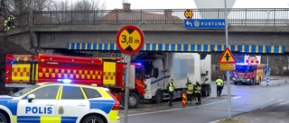 Lastbil körde fast under bro – orsakade totalstopp