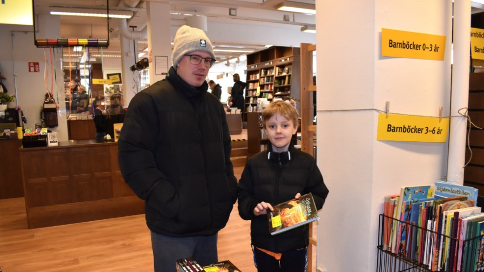 Johan Fransson och Erik Alp tog en titt på barnböckerna även om det var plastfickor de egentligen skulle köpa.