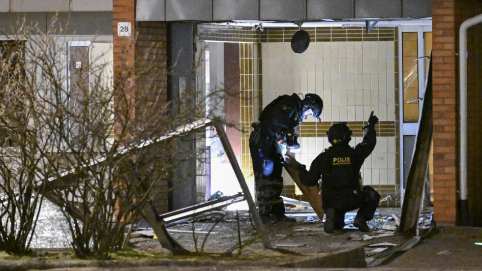 Polisens bombtekniker på plats i Rosengård i Malmö den 23 februari efter en explosion i ett trapphus.