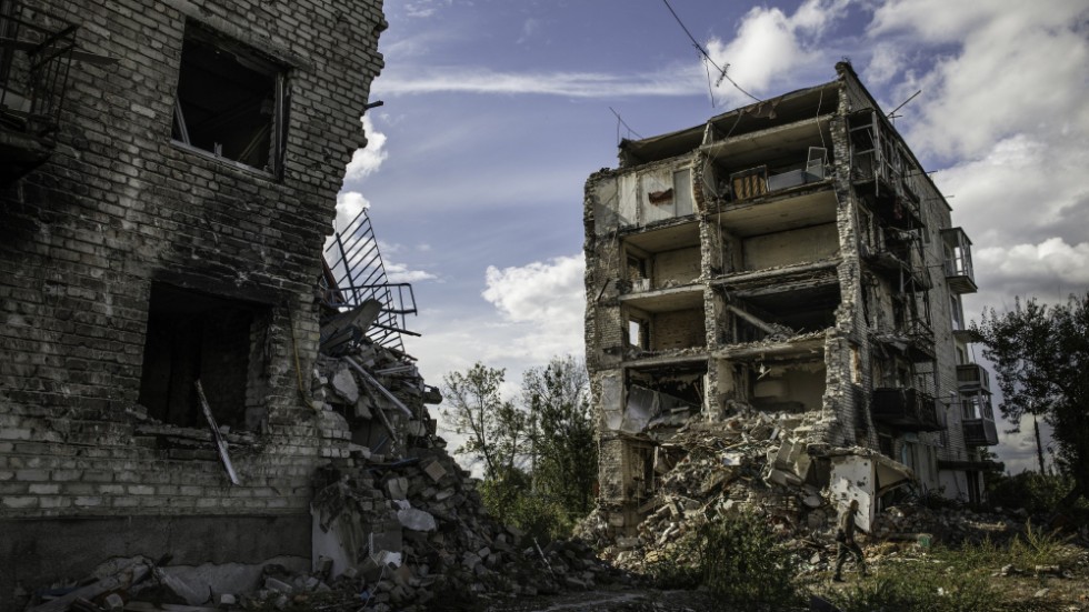 Bilder på sönderbombade byggnader i Ukraina har blivit en del av vardagen, men vi får aldrig sluta bevaka, berätta och uppmärksamma kriget.