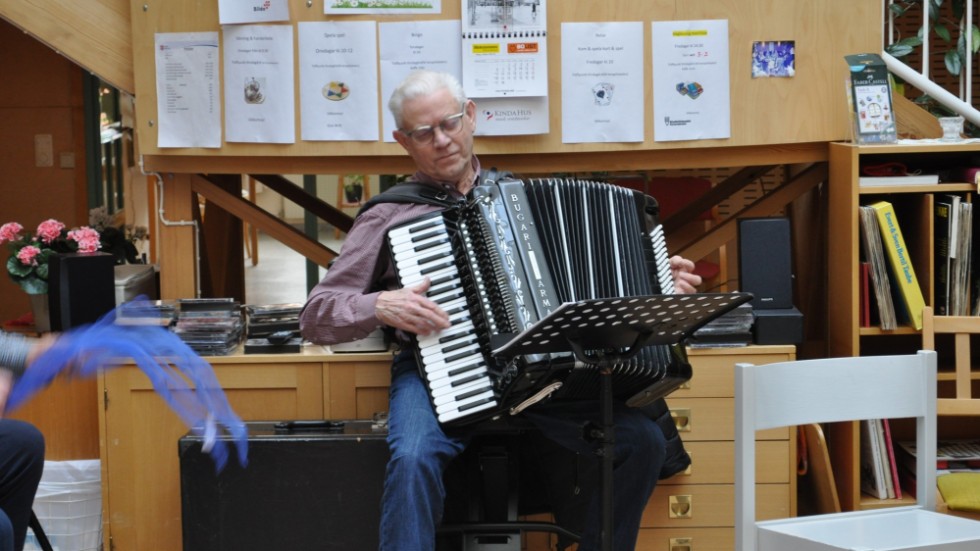 Einar Samuelsson bjöd på hambo, polskor och valser under sittdansen.