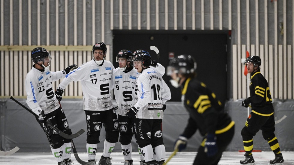 Sandvikens Hannes Edlund (9) jublar tillsammans med lagkamraterna efter ett av målen i segermatchen borta mot AIK.