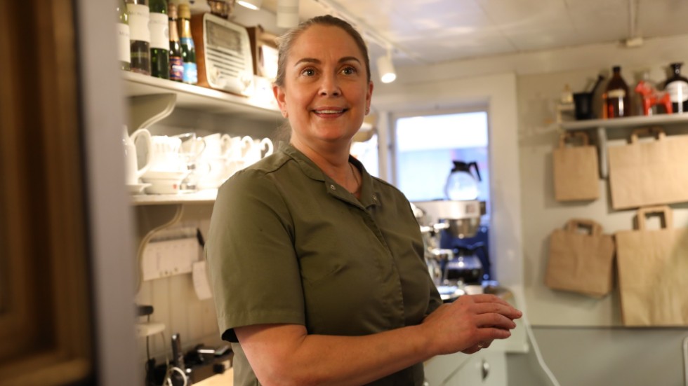 "Det här är ju ett litet begrepp, Café Columbia. Inte bara i Kisa utan långt utanför kommunens gränser", säger Karin Asmus, och minns några av sina namnkunnigare gäster, som Göran Persson, Lotta Tejle och Ewa Fröling.