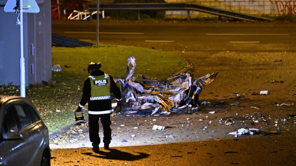 Polis på plats i Laröd norr om Helsingborg efter det att en bil sprängts i en kraftig explosion.