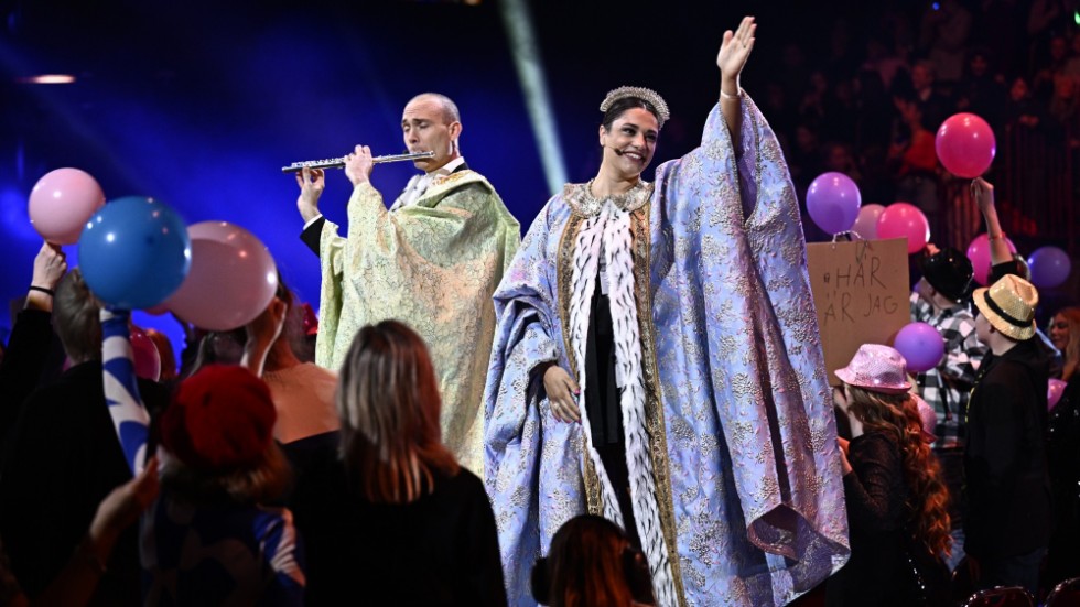 
Programledarna Jesper Rönndahl och Farah Abadi presenteras som kung och drottning av Skåne under deltävling 4 av Melodifestivalen.

