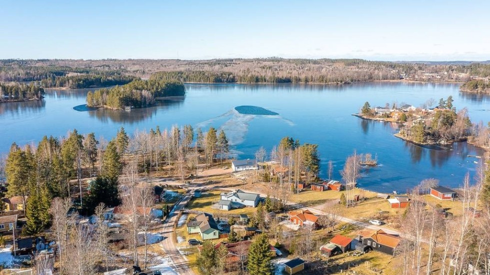 Här precis, vid Virserumssjön, säljs det ett fritidshus. Utgångspriset är drygt en miljon kronor.