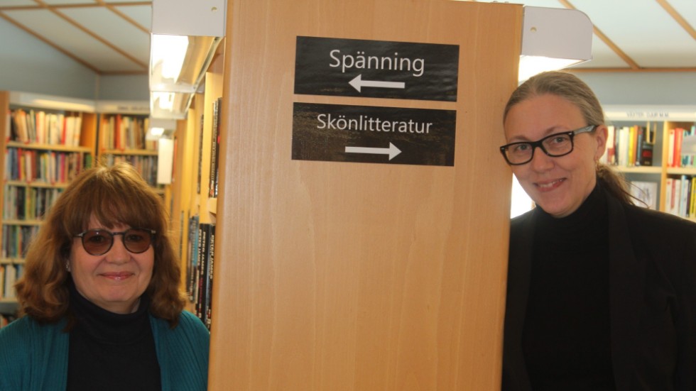 Lena Axelsson och Eva Skärlund är båda med och skriver den nya biblioteksplanen. "En utmaning med att ta fram en ny plan är själva skrivandet. Vi är fler som skriver samtidigt", säger Lena Axelsson.