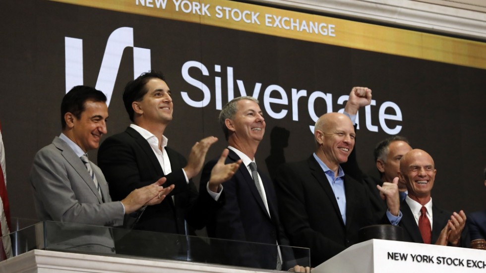I november 2019 börsnoterades Silvergate på New York-börsen. Nu meddelas att banken kommer att avveckla sin verksamhet och likvideras.