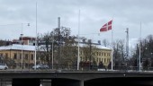 Varför hänger det en ensam dansk flagga på Saltängsbron?
