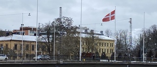 Varför hänger det en ensam dansk flagga på Saltängsbron?