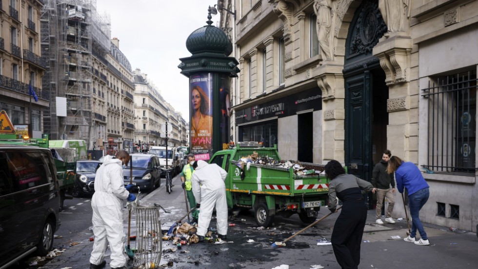 Gator städas upp i Paris efter torsdagens våldsamma protester mot den franska pensionsreformen.