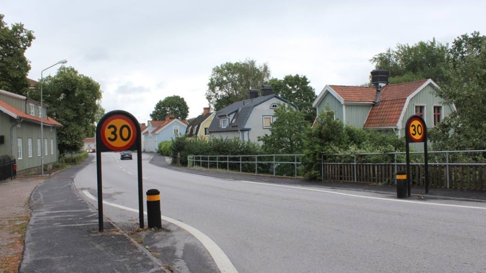 Boende i Gamleby klagar över att 30-sträckan på Storgatan inte respekteras.