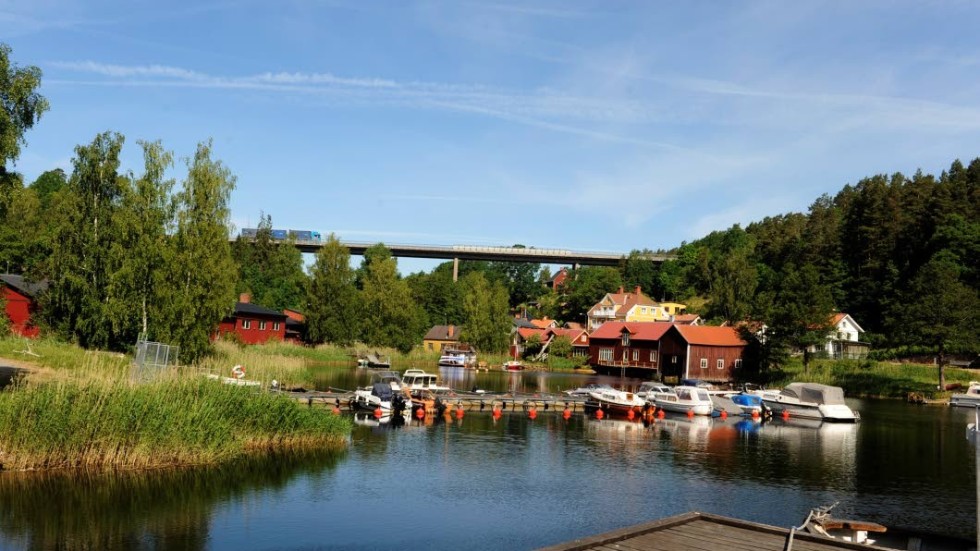 Verkebäcksbron byggdes på 50-talet. Nu köper kommunen mark för att det ska finnas beredskap om Trafikverket vill bygga en ny bro.