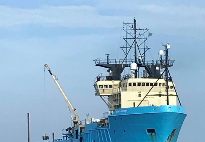 Blue Antares med hemmahamn i Faaborg i Danmark bogserar grundstötta fartyget.