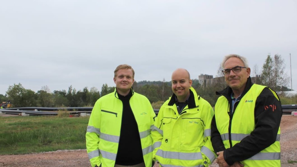 Joakim Hesselgård, Andreas Davidsson och Peter Polla framför några av de nya rör som ska minska översvämningarna.