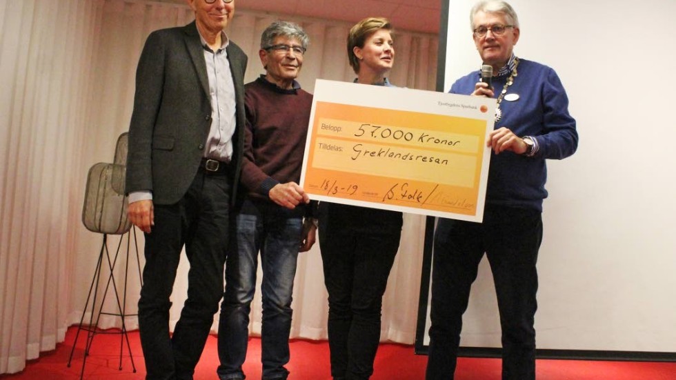 Greklandsresan fick 57 000 kronor av de två Rotaryklubbarna i Västervik. Från vänster: Jan-Inge Gustafsson, "Tackis", Anna Grandalen och Bernt Falk.