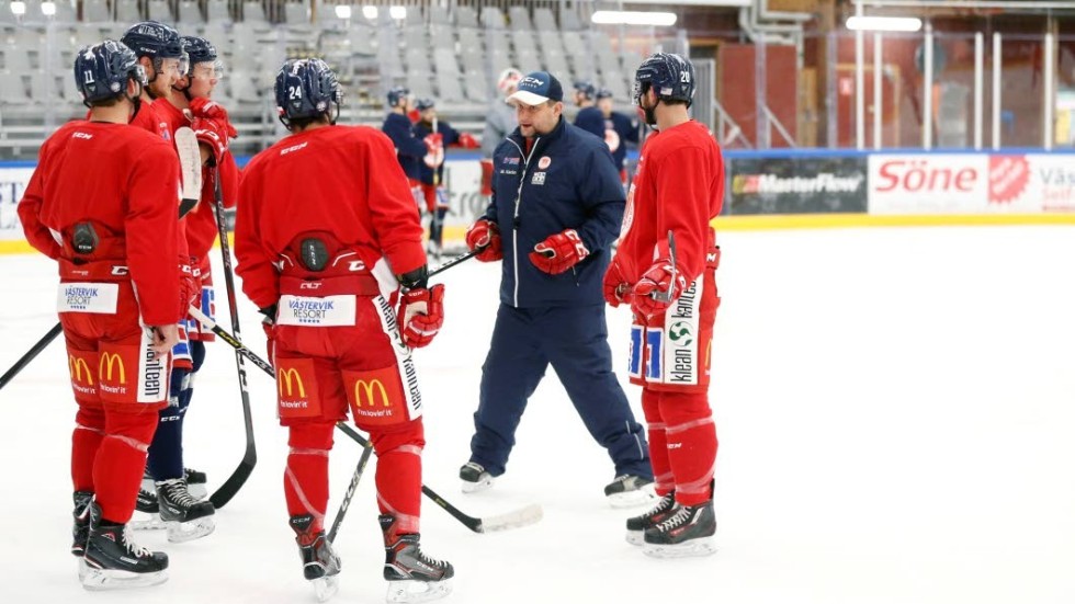 VIK-tränaren Mattias Karlin instruerar sina spelare.