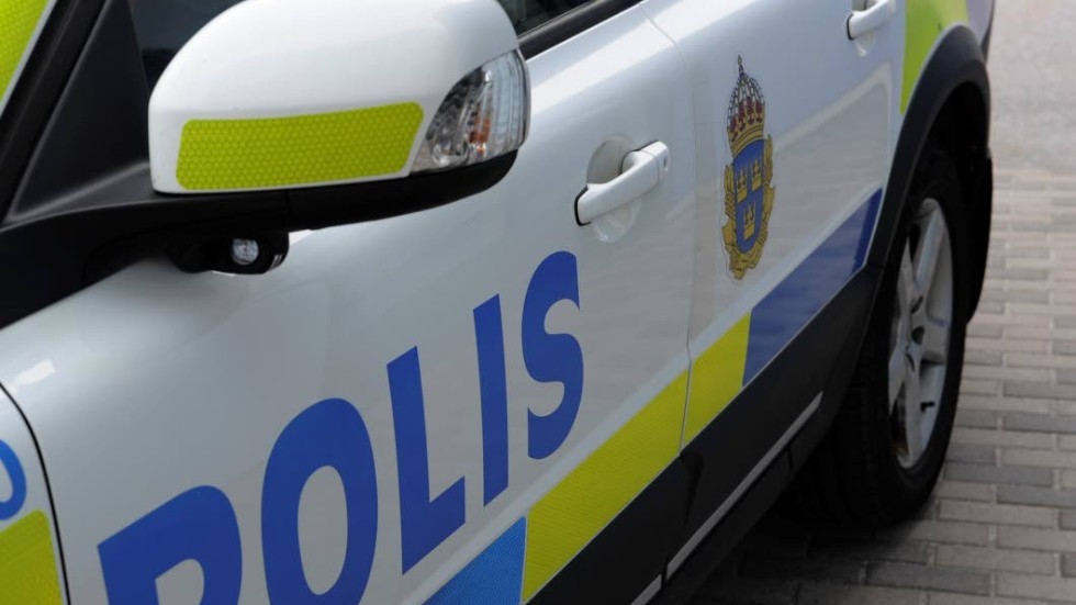 Polisen tror att någon tänt på den personbil som under onsdagskvällen brann upp på Gamla vägen i Västervik.