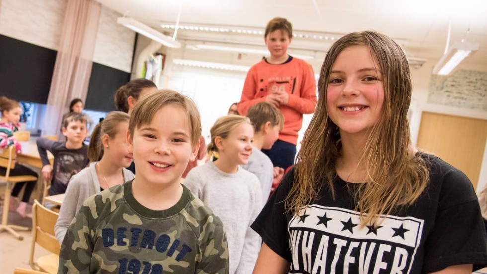 Elis Jonsson och Thea Nyman klass 5B, Breviksskolan, kommer att tävla i Vi i femman.