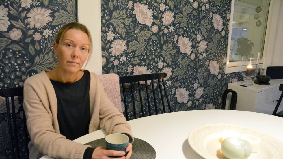 Therese Ringdahl Nilsson hade hoppats att hennes mormor skulle få lite mer social gemenskap efter att ha flyttat till ett äldreboende, men i stället ligger hon ensam i sin säng eftersom personalen inte har tid.