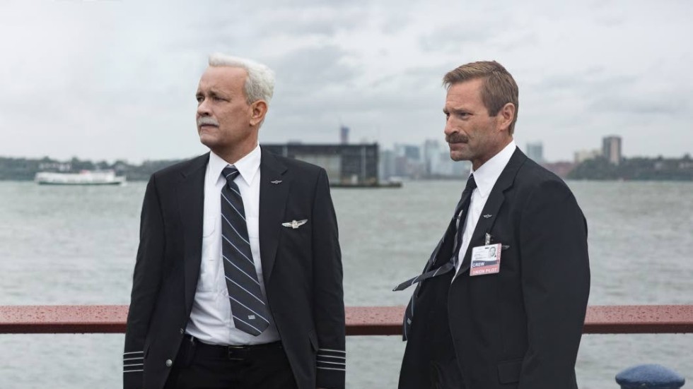 Piloterna Chesley "Sully" Sullenberger (Tom Hanks) och Jeff Skiles (Aaron Eckhart) blir måltavlor i den haveriutredning som följer på nödlandningen av US Airways flight 1549.