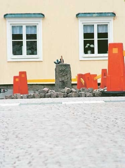 Sten från Västervik läggs nu på torget i Vimmerby. den kinesiska gatsenen valdes bort.