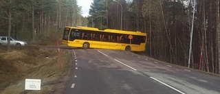 Vändningen misslyckades - bussen blev stående rakt över vägen
