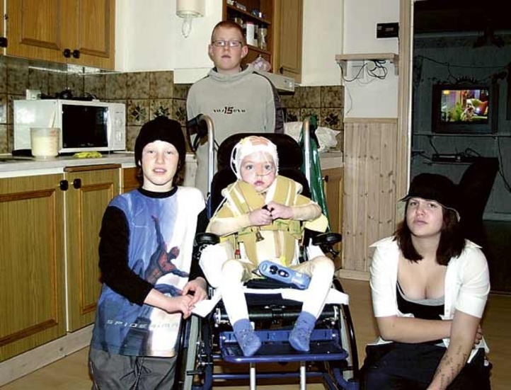Jonny hemma i Odensvalehult tillsammans med några av sina syskon, Jeanette, Jerry och Jenny.