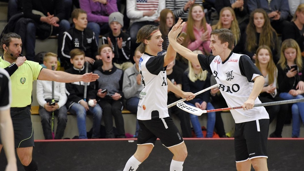 Jonatan Green och Kim Karlsson hade lekstuga när VIBK körde över Kalmarsund med 12-5. Foto: Magnus Strömsten