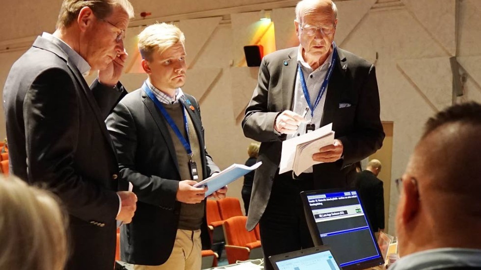 Överläggningar inför omröstningen om stöd till VIK. Från vänster Harald Hjalmarsson (M), Marcus Fridlund (S) och Tommy Ivarsson (SD).