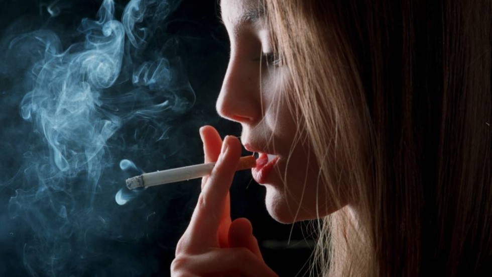Även de personer som inte vill sluta röka måste inkluderas i strategin om ett rökfritt län, menar debattörerna.