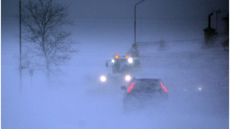 Det kan bli svårare att ta sig fram på gator och vägar i Eksjö kommun i vinter då kommunen diskuterar åtgärder att kapa kostnaderna för snöröjning.