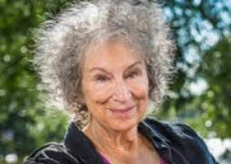 En intervju med författaren Margaret Atwood livesänds på Rio Bio från London.