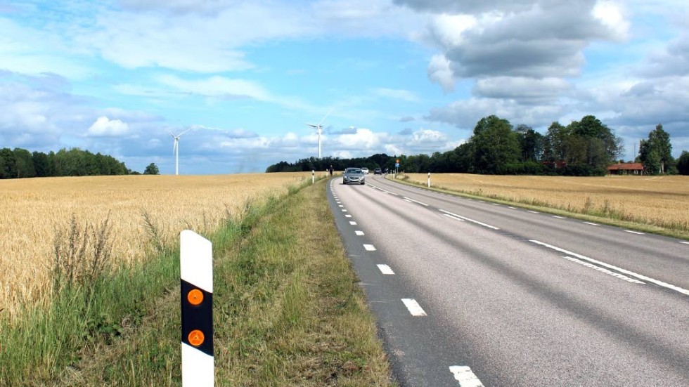 Byggstarten Cykelvägen mellan Vadstena och Motala försenas minst ett år, till våren 2021. Bild tagen i riktning mot Motala. Cykelbanan planeras till vänster.