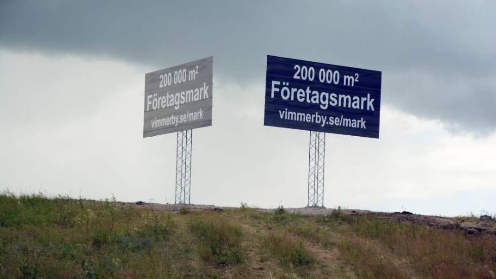 Årligen passerar mer än 1,5 miljoner bilar på riksväg 23/34 förbi industriområdet Krönsmon. Nu är skyltarna som ska marknadsföra området uppe.