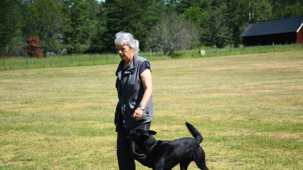 Yvonne Öhman här tillsammans med sin hund Chippen, är extra aktsam på hundens mående under sommaren.